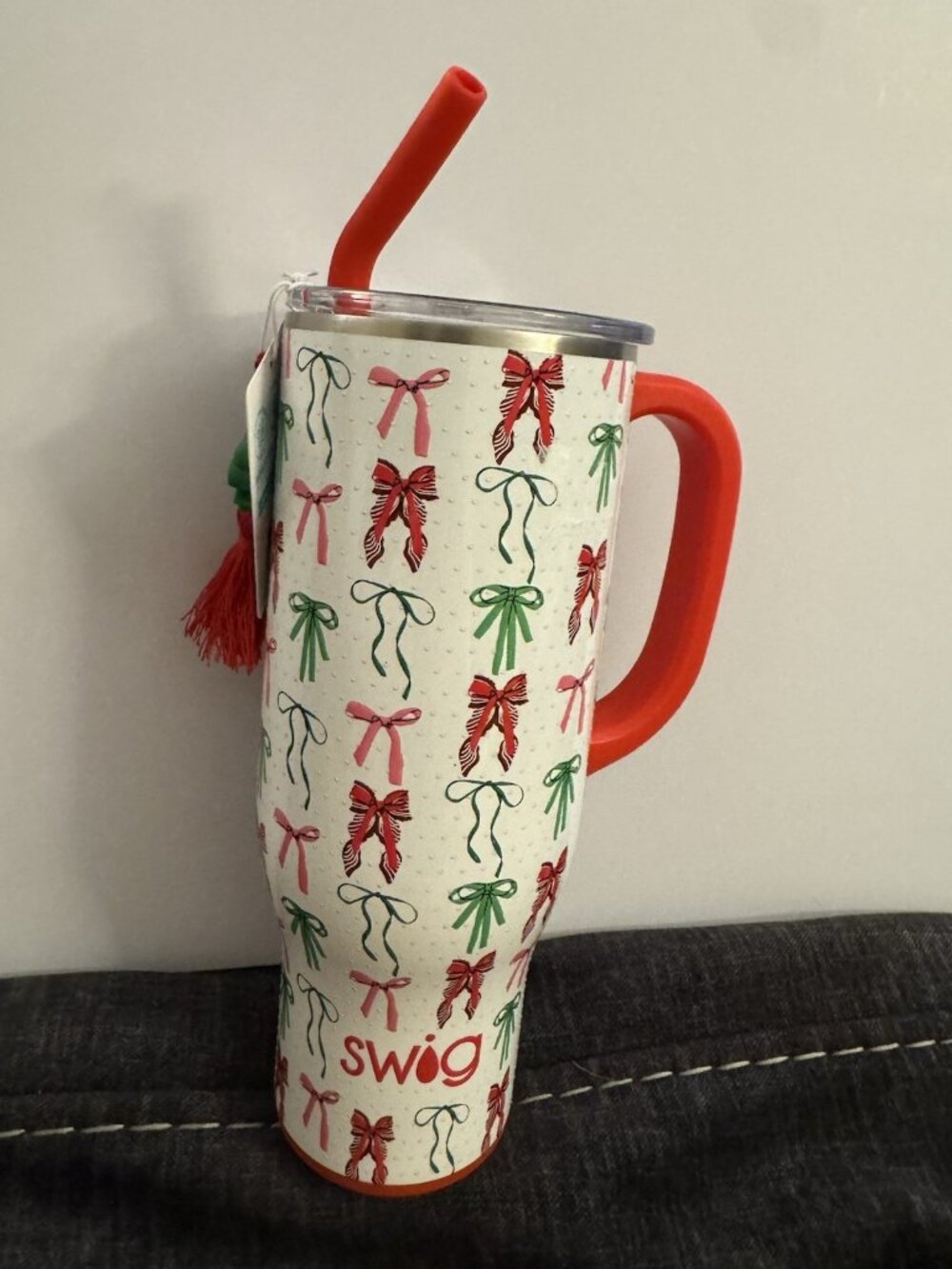 New Swig Christmas Red & Green Bow 30oz Mega Mug Tumbler Water Bottle HM3
